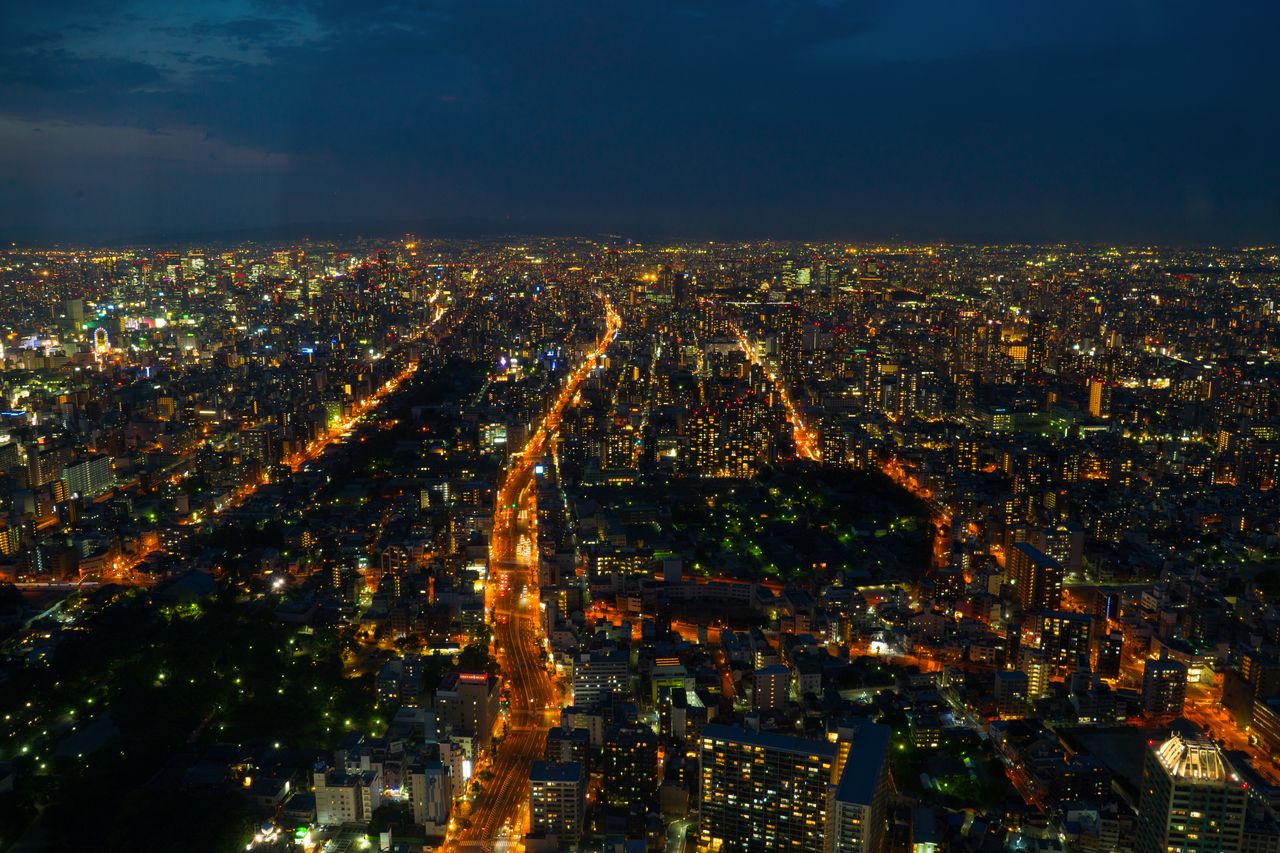 La vista nocturna en dirección a Minami y Kita parece un circuito electrónico gigante.