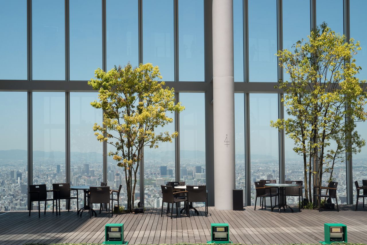 El visitante puede disfrutar tomar algo y sentir el aire del exterior contemplando las vistas de la ciudad de Osaka.