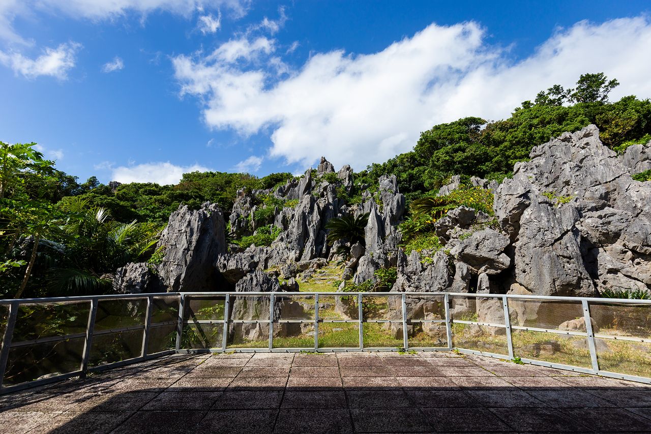 No faltan tampoco las rocas de formas extrañas entremezcladas con la vegetación. El visitante puede detenerse tranquilamente a admirar este paisaje.