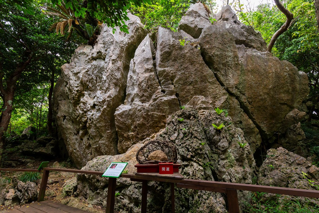 El muro del Bosque de Piedra es el lugar de Daisekirinzan donde se concentraría la mayor cantidad de energía espiritual. Los primeros rayos del sol le confieren un aspecto divino.