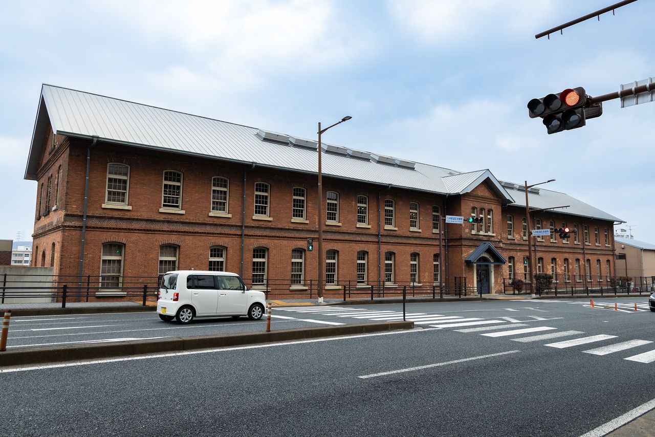 La antigua sede del ferrocarril de Kyūshū, el edificio más antiguo del distrito Mojikō Retro, se terminó de construir en 1891. Actualmente es el edificio principal del Museo Conmemorativo del Ferrocarril de Kyūshū.