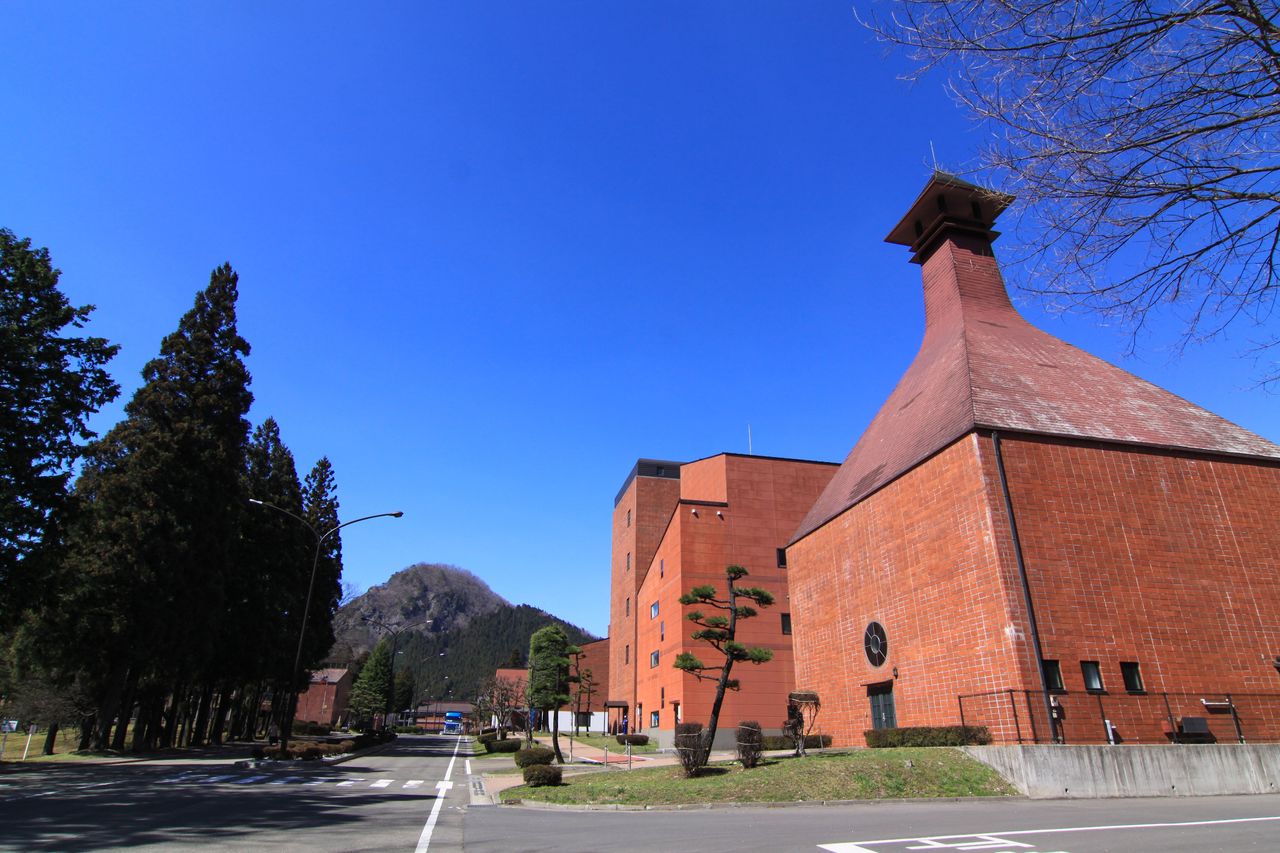 La destilería está construida con ladrillos rojos, al fondo se divisa el monte Kamakura. Fotografía cortesía de Sendai Nikka Service. 