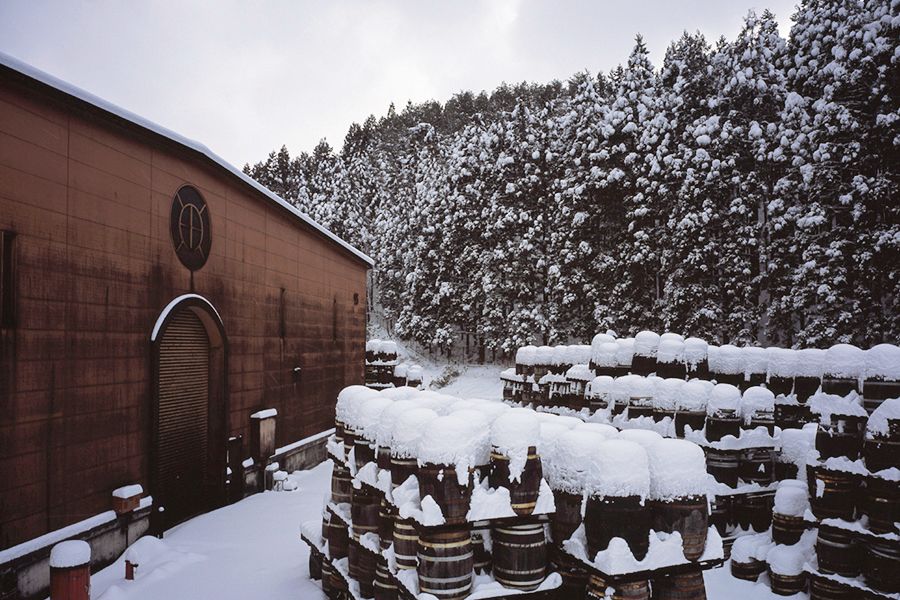 Miyagikyō suele quedar envuelto por la niebla y la neblina. También nieva en invierno. Se dice que el aire húmedo evita que los barriles se sequen y contiene la fragancia del whisky. Fotografía cortesía de Sendai Nikka Service. 