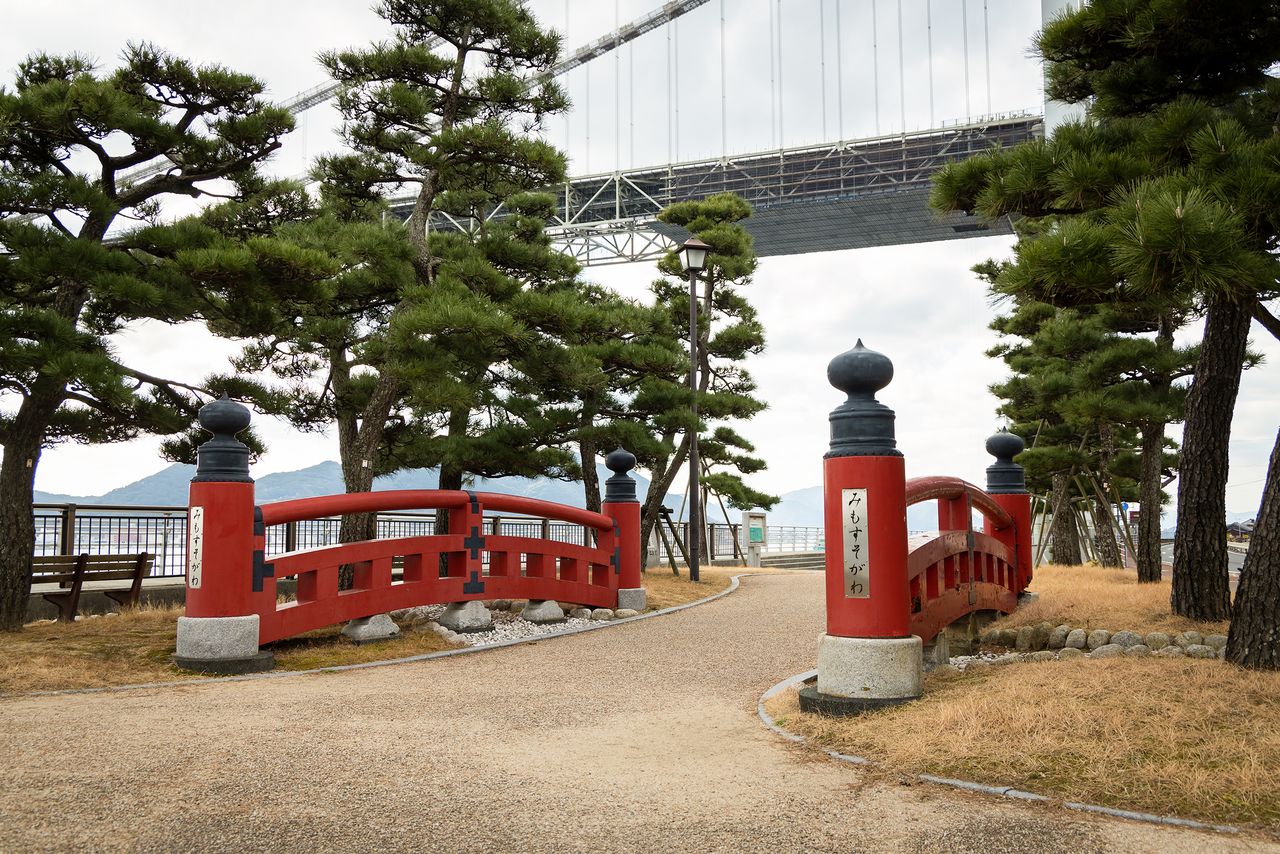 El arroyo que fluía esta zona se llamaba Mimosusogawa. Ahora solo queda el puente junto a las estatuas de Yoshitsune y Tomomori, ya que el arroyo pasa por debajo del parque.