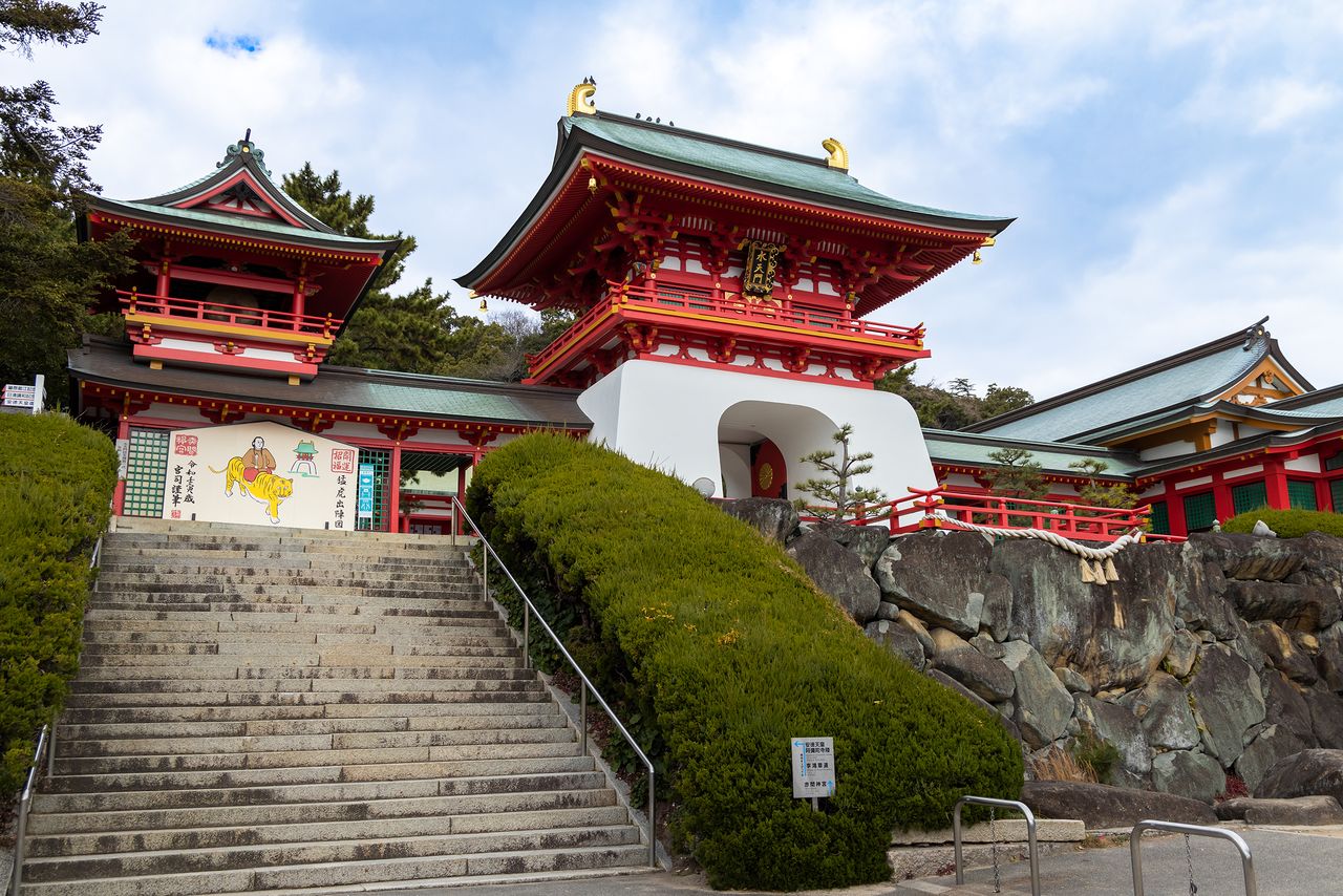La magnífica Puerta de Suitenmon puede verse desde la Ruta Nacional 9. La vista del estrecho de Kanmon desde el lado interior de la puerta es espectacular.