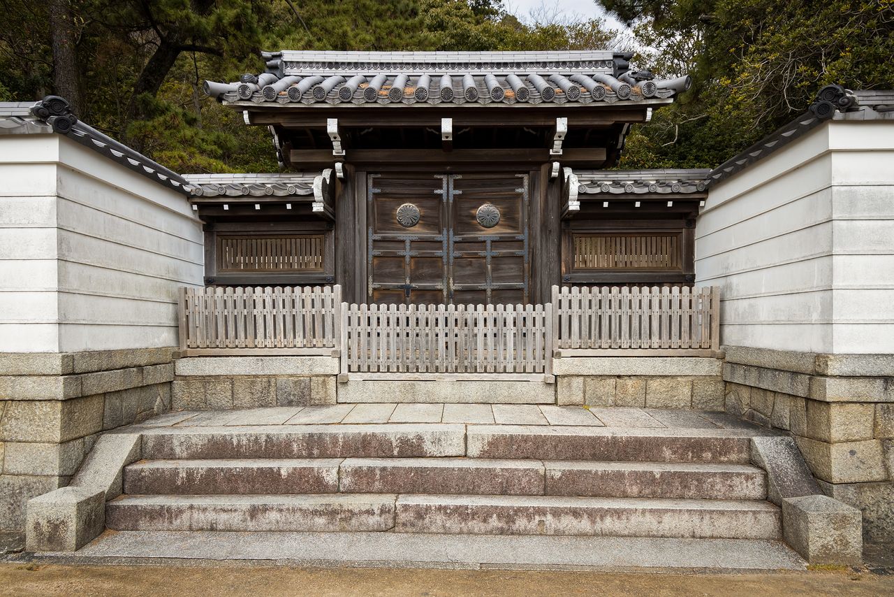 El mausoleo de Amida del Emperador Antoku, bajo la jurisdicción de la Agencia de la Casa Imperial, al oeste del Santuario de Akama.