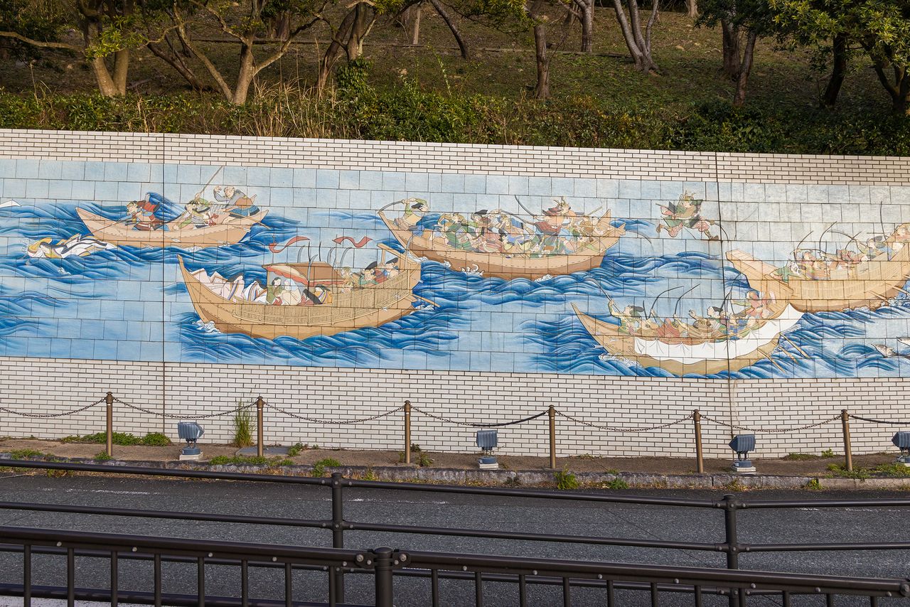 Kenreimonin se lanza desde la barca en el extremo izquierdo, mientras que a su derecha, la monja Nii sostiene al emperador Antoku. En la parte superior derecha aparece Yoshitsune saltando entre ocho barcos.