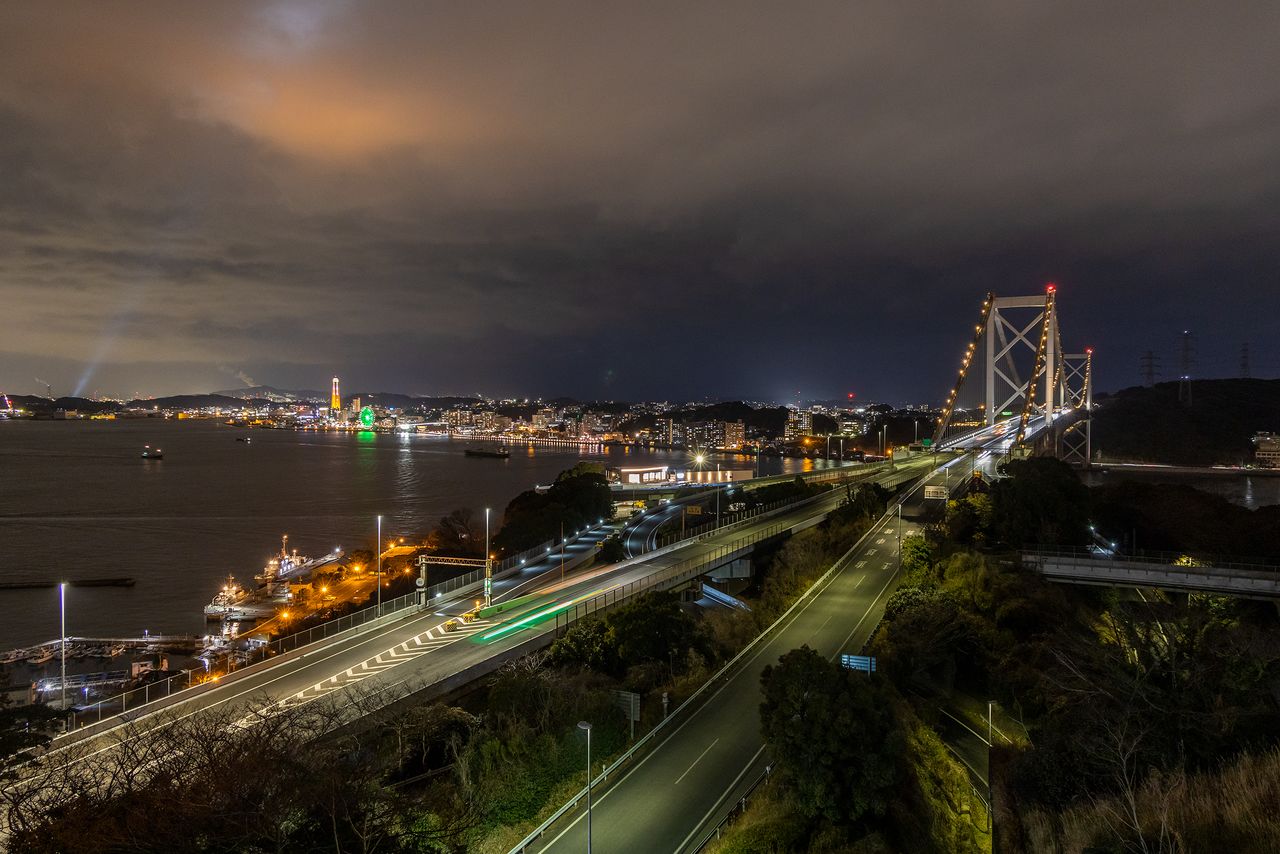 La hermosa vista nocturna del estrecho de Kanmon desde el segundo mirador del Parque Mekari no hace pensar que tiempo atrás fue un campo de batalla.