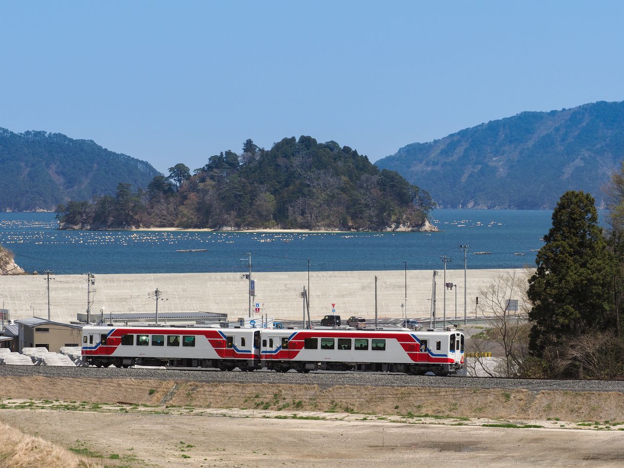 Entre las estaciones de Orikasa y Rikuchū Yamada, el tren circula cerca de la bahía de Yamada, una costa de rías que se caracteriza por la tranquilidad de sus aguas (imagen cortesía del Ferrocarril de Sanriku).  