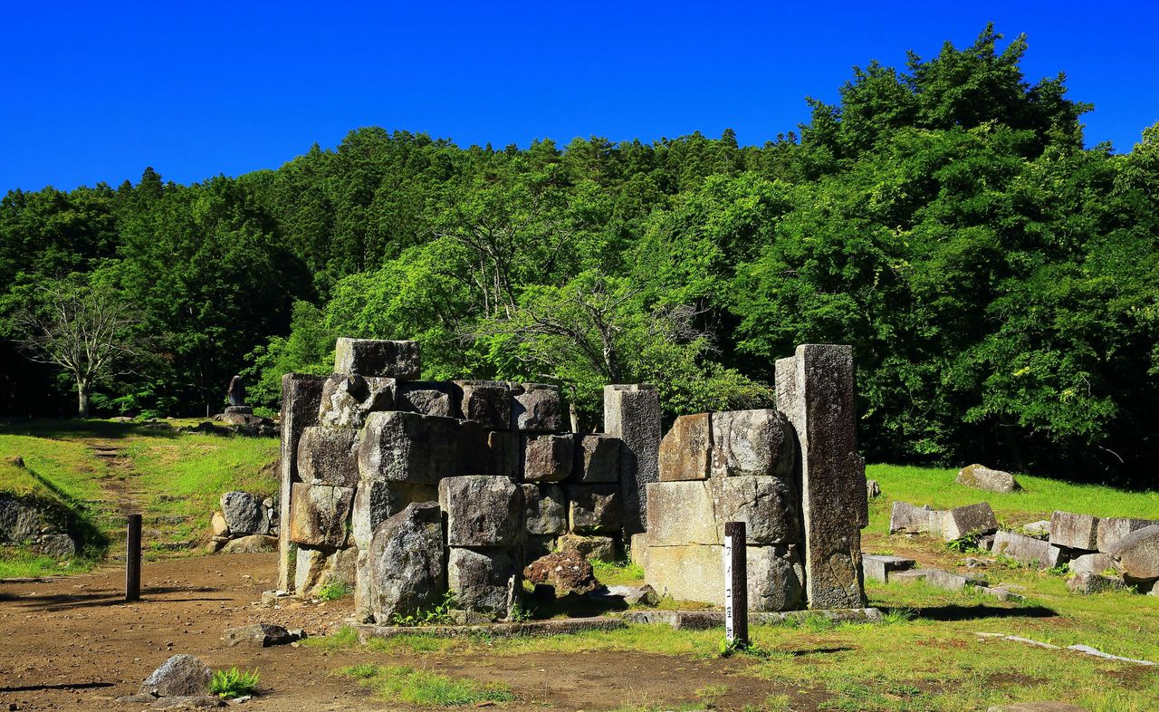 Ruinas del tercer alto horno de Hashino, el que más tiempo estuvo en activo (imagen cortesía de la Asociación de Turismo de Iwate). 