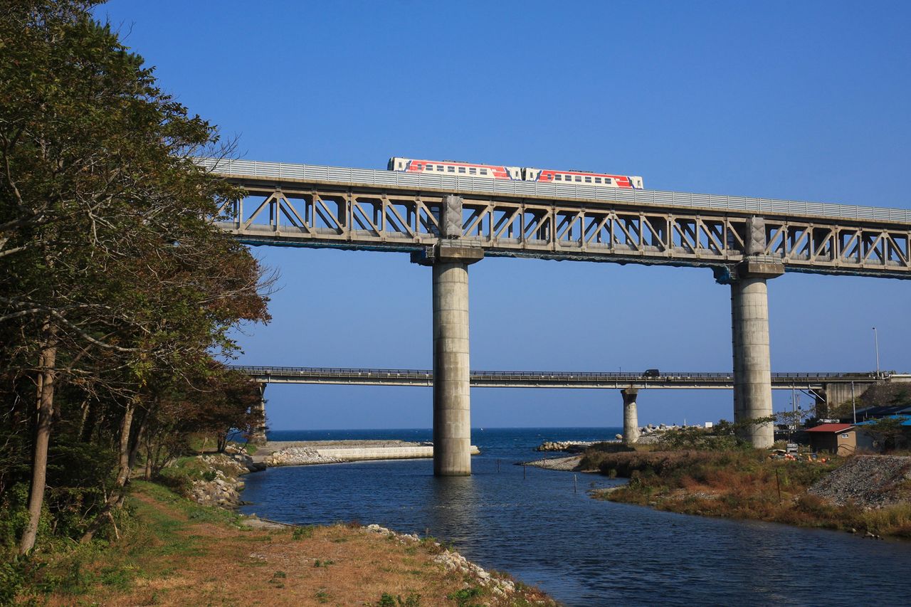 Vistas del océano Pacífico desde el puente sobre el río Akka (imagen cortesía del Ferrocarril de Sanriku).