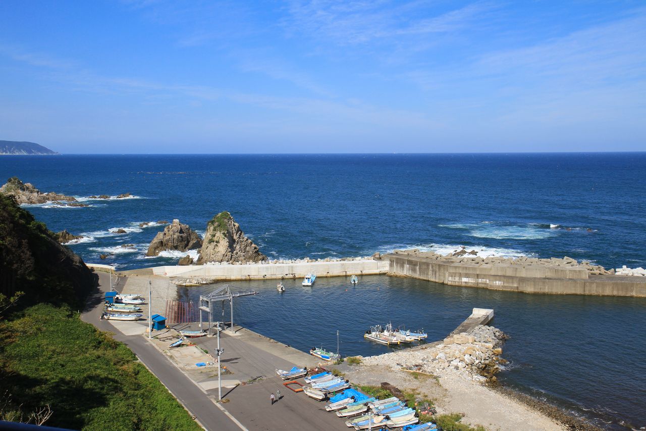Vista del puerto y el océano Pacífico desde el puente Ōsawa (imagen cortesía del Ferrocarril de Sanriku).