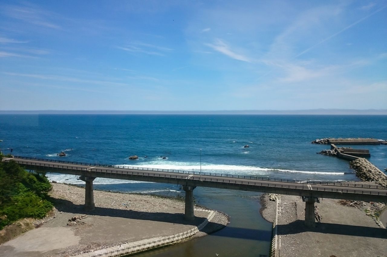 Vista desde el puente del río Akka. En otoño, es posible ver a los salmones nadando a contracorriente (imagen cortesía del Ferrocarril de Sanriku).