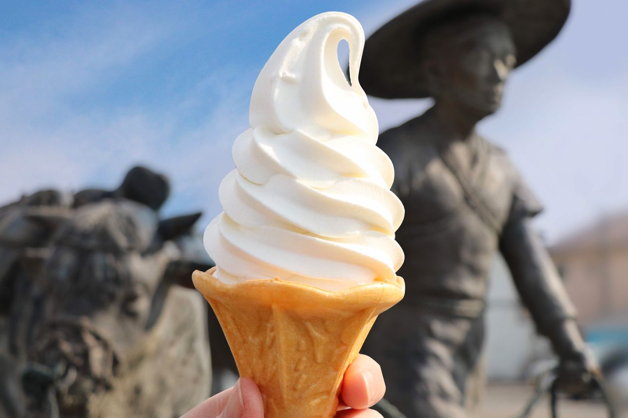 Noda Shio Soft, un helado de vainilla y sal por el cual llegan a formarse colas en verano (imagen cortesía de la Asociación de Turismo de Noda).