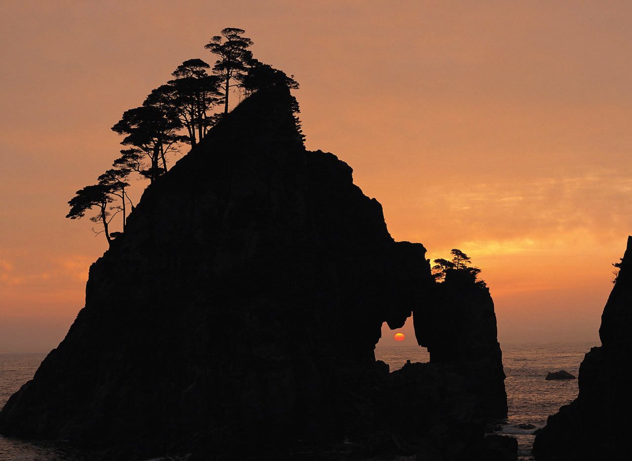 Amanecer en la gruta de Tsurigane, a unos 15 minutos en taxi de la estación de Kuji (imagen cortesía del Ferrocarril de Sanriku).