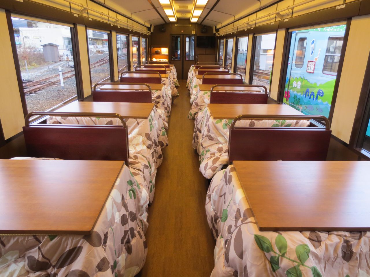 Asientos con brasero para cuatro personas. Los kotatsu le dan un aspecto muy hogareño al vagón (imagen cortesía del Ferrocarril de Sanriku).