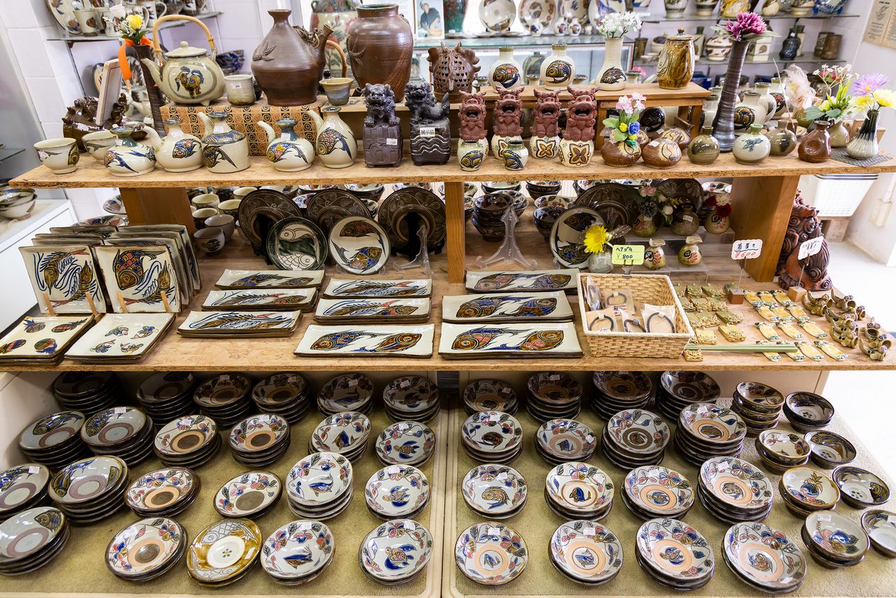 Llaman la atención las piezas con diseños de peces, una especialidad del señor Kaneshiro. También encontrará una gran variedad de estatuillas de shiisaa.