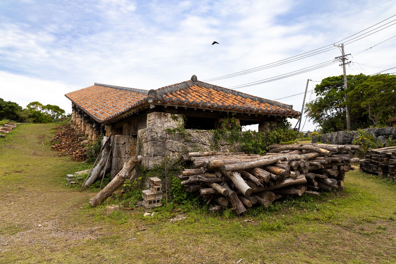 El horno colectivo Yomitanzan-yaki con su típico techo de tejas rojas, un paisaje tradicional de Okinawa. La Villa de Yachimun se formó alrededor de este horno.