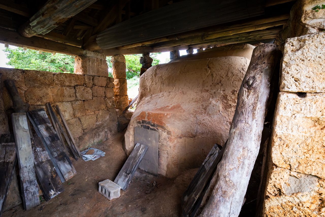 En la parte más baja se coloca la leña. El calor sube a todas las cámaras desde aquí.