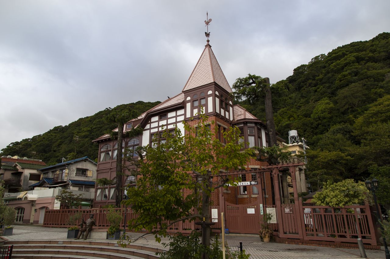 La famosa mansión “Kōbe Kitano Ijinkan Kazamidori no Yakata”, muy cerca de la cordillera de Rokkō.