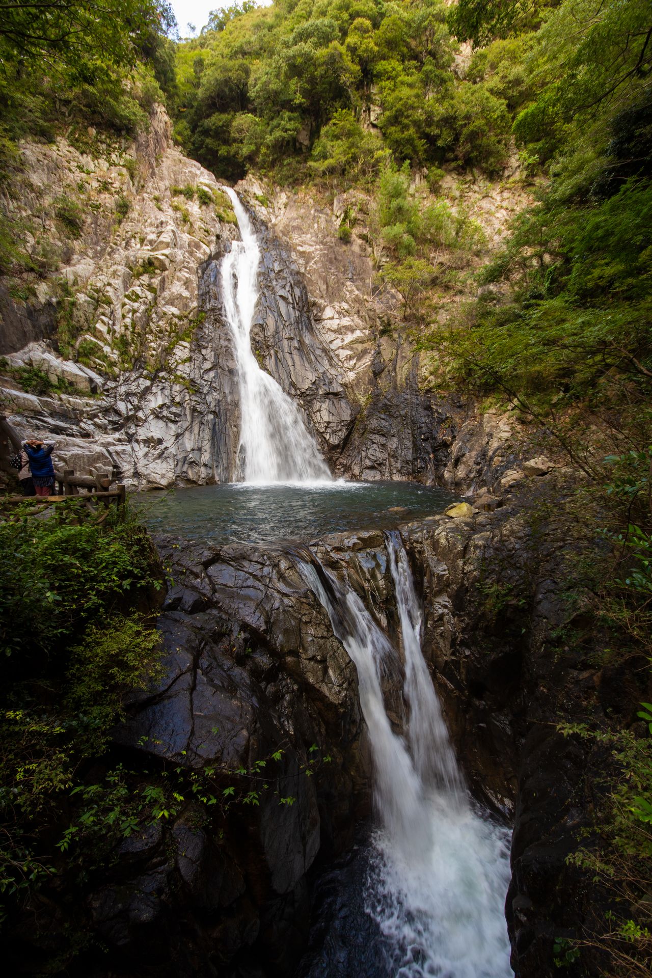 La caída elegante de la parte superior es la cascada Ontaki, de cuya base caen dos corrientes que es la cascada Meotodaki.