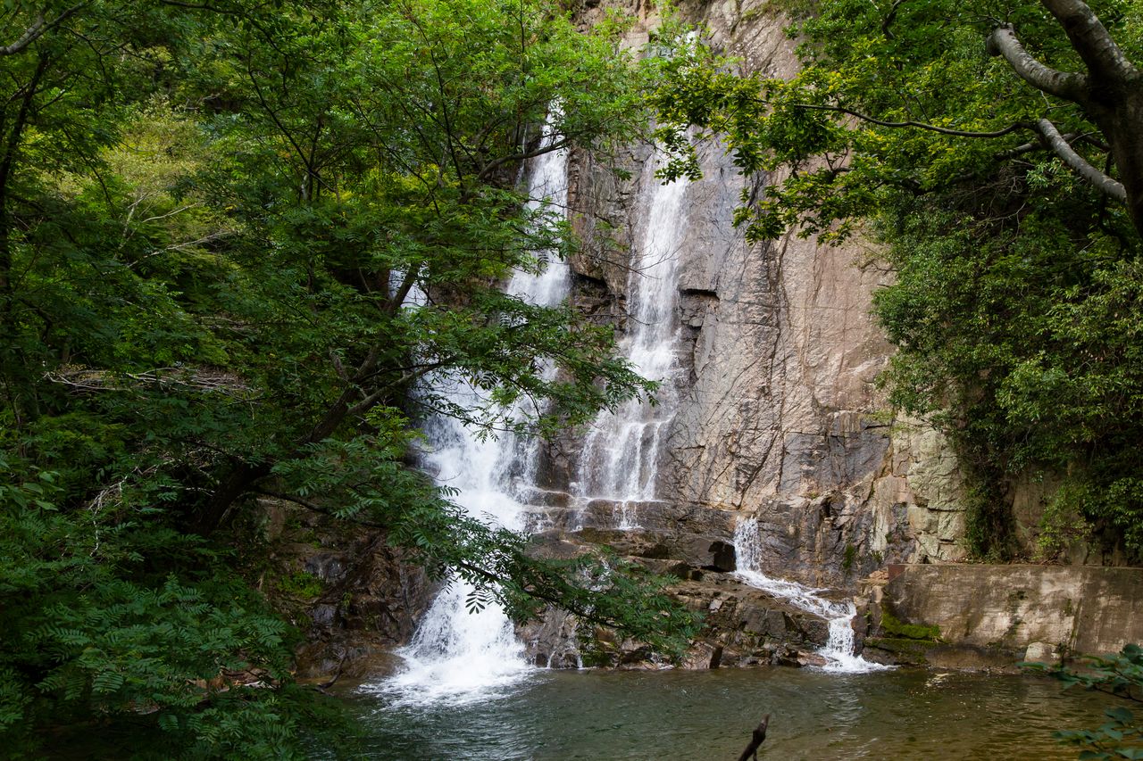 La cascada escondida Gohonmatsu, que aparece solo cuando sube la corriente. Se encuentra poco antes de llegar a la presa de Nunobiki. 
