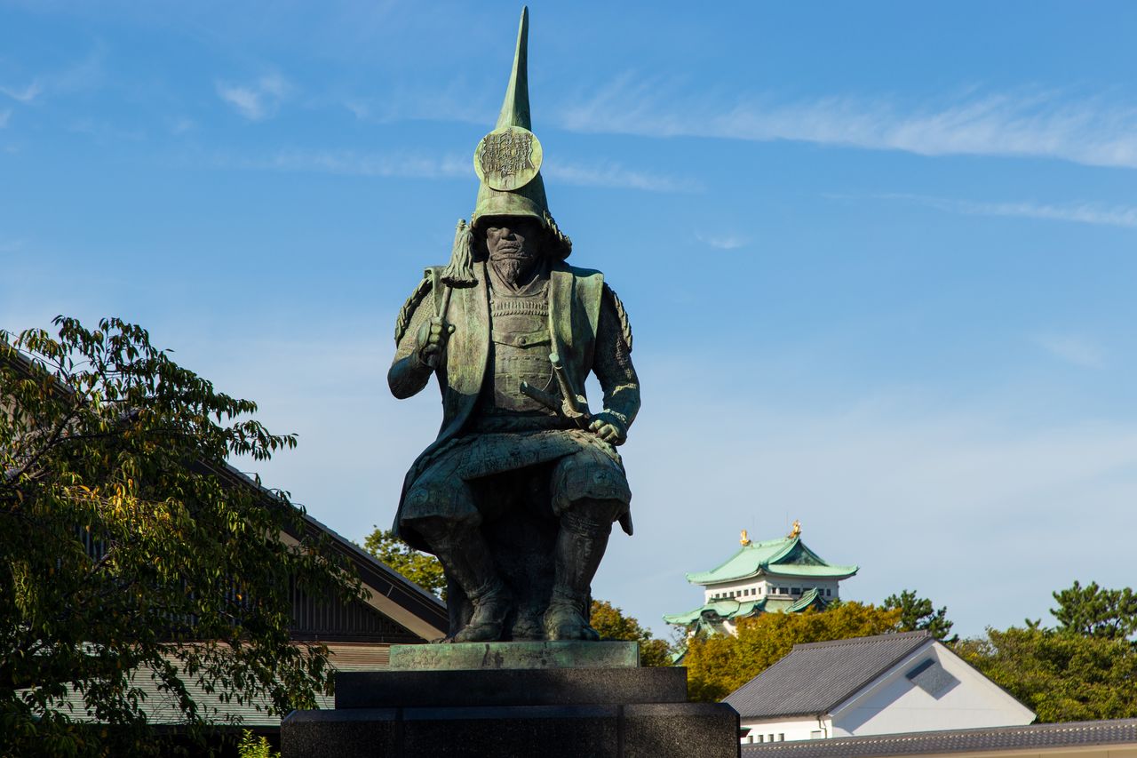 Una estatua de Katō Kiyomasa frente al teatro Nō de Nagoya, cerca de la entrada principal del castillo de Nagoya. 