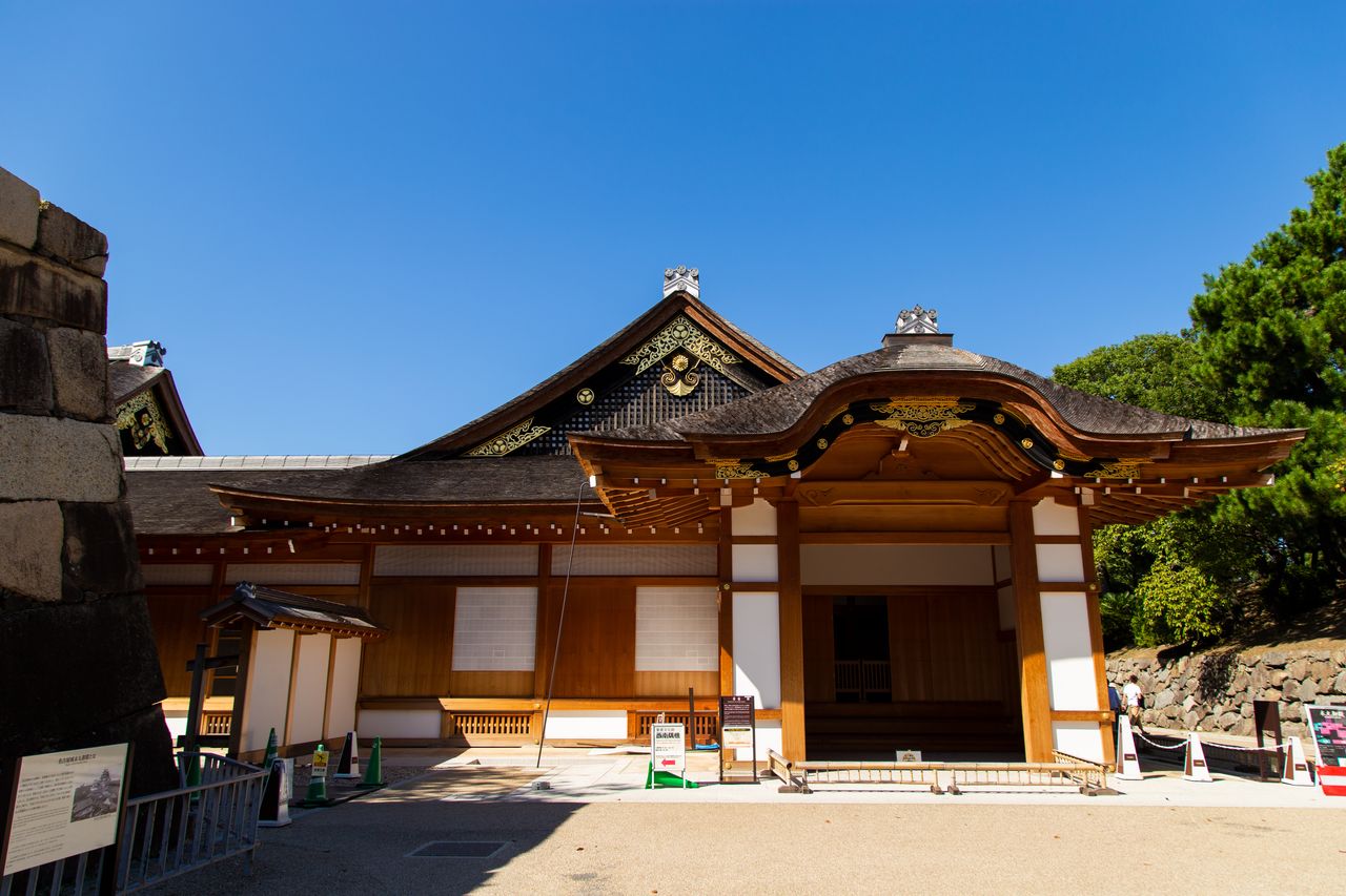 La entrada al pabellón principal honmaru. La hermosa cochera decorada con un estilo karahafu de techo ondulado. 