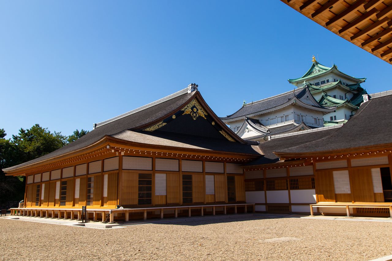 El pabellón Jōrakuden fue construido para Iemitsu, tercer shogun Tokugawa. Al fondo se aprecian el torreón principal y el menor. El particular techo elegante del honmaru cuenta con tablas de madera.