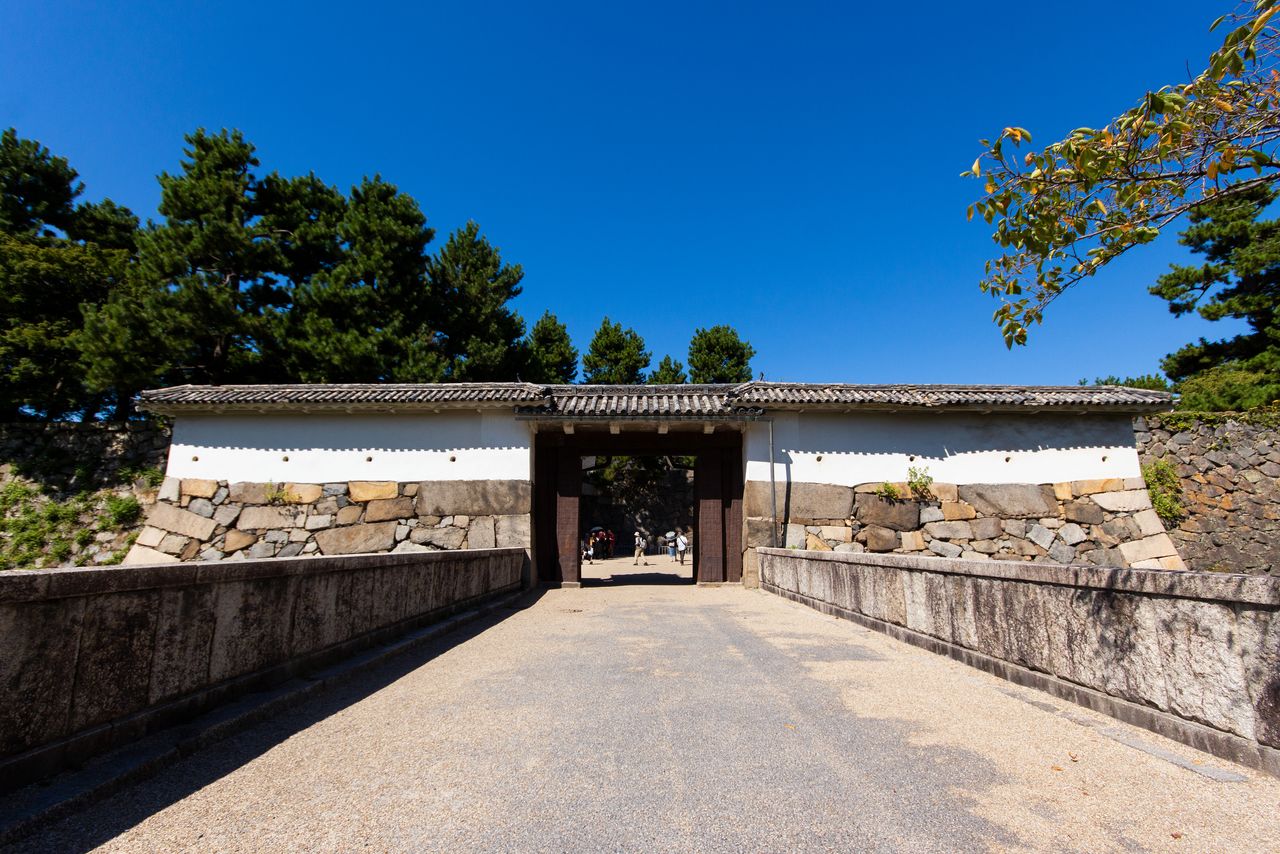 La puerta Omote ni no mon, al sur del pabellón principal honmaru, también es una Propiedad Cultural de Importancia de Japón. En las paredes de los lados se pueden observar las aspilleras. 