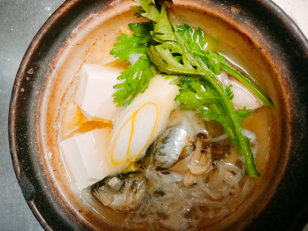 El shottsuru nabe permite apreciar todo el sabor del pez de arena japonés. Imagen cortesía de Akita Kawabata Isariya Sakaba Ōmachi Honten.
