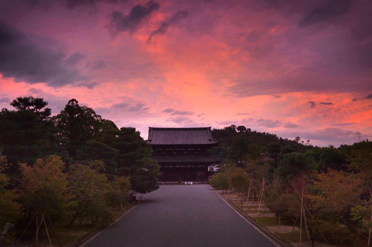 El Ninna-ji totalmente desierto, después de cerrar el acceso de la puerta niōmon. Los huéspedes pueden contemplar en soledad la puesta de sol dentro del recinto.