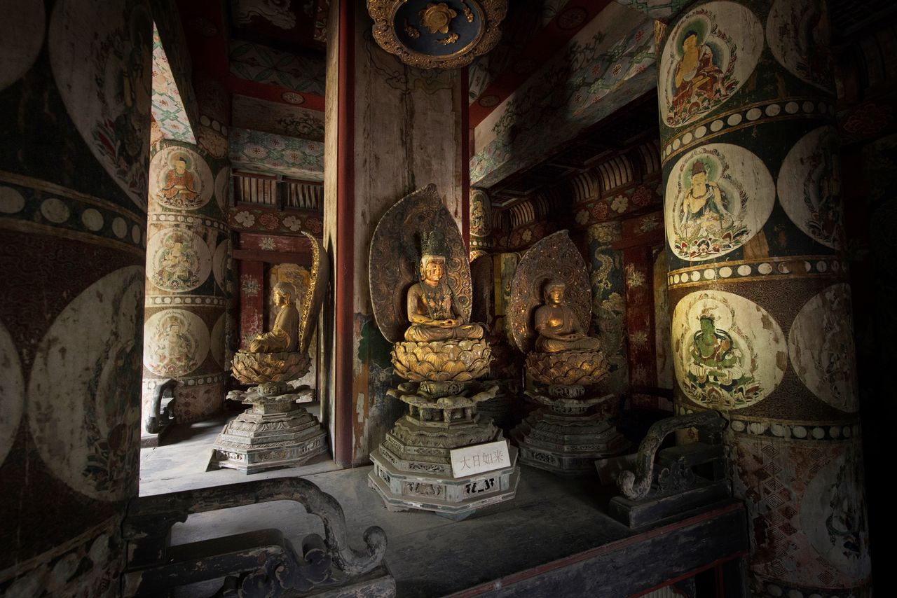 Los huéspedes pueden contemplar el interior de la pagoda, normalmente cerrado al público, que contiene una imagen del buda Dainichi Nyorai.