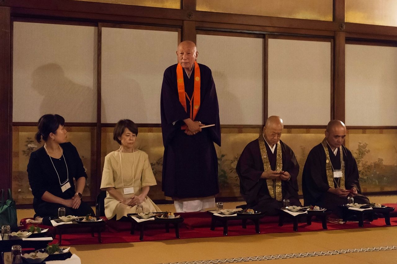 El monje Segawa dirige unas palabras a los comensales antes de empezar la cena en el salón de ceremonias.