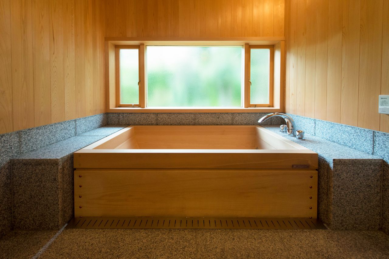 La sala de baño, de auténtico estilo japonés, rebosa de naturaleza por dentro y por fuera. 