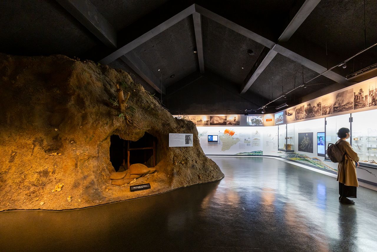“El campo de batalla de las himeyuri”, segunda sala del museo, reproduce los lugares en que se vieron obligadas a trabajar las jóvenes. A la izquierda, diorama de una cueva-hospital de las que en Haebaru se excavaron cerca de 40. 