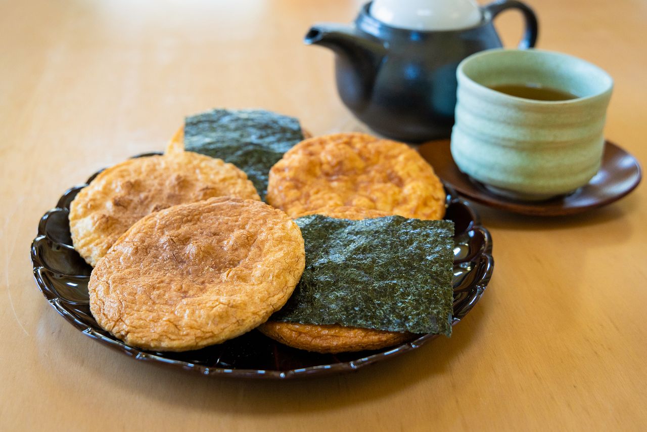 La galleta Sōka Senbei tradicional tiene una textura crujiente y sabor a salsa de soja. Hay muchas variedades tales como las de sabor a pasta de miso, las que llevan sésamo negro o algas. 