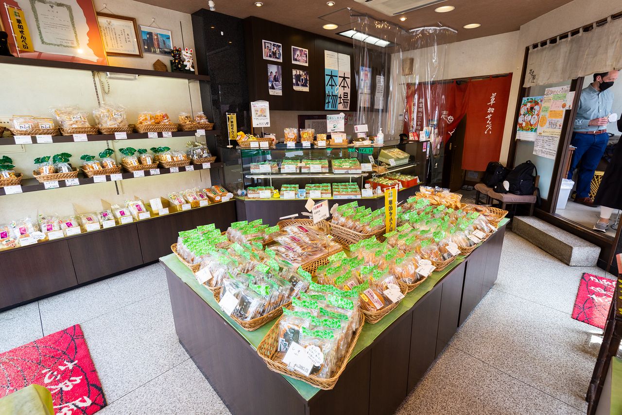 En Shimeya se venden principalmente las galletas “selección especial de galleta senbei crujiente”, pero hay muchas otras como las que llevan ajonjolí, gambas y algas, además de las galletas pequeñas okaki.