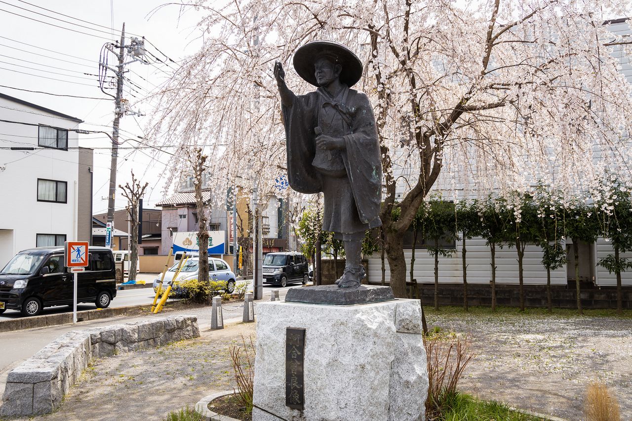 En el mismo parque también hay una estatua de Kawai Sora, discípulo de Bashō y su acompañante en el viaje por las “sendas de Oku”.