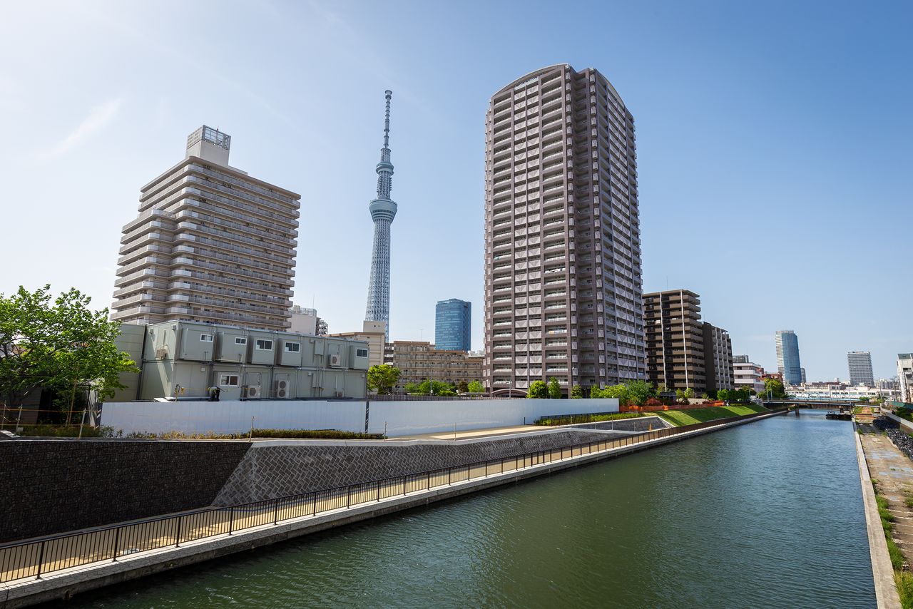 Una vista lateral desde el puente Kurihara. En la orilla del río, que fue remodelada, hay edificios nuevos de apartamentos. 