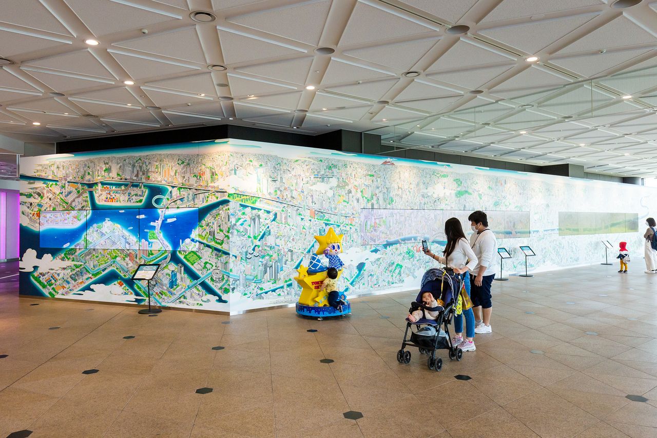 El rollo de pinturas e-maki digital de Sumidagawa se encuentra en la entrada principal de la torre. La Tokyo Skytree se ha convertido en un punto de difusión del turismo de shitamachi, con centro en el distrito de Sumida.