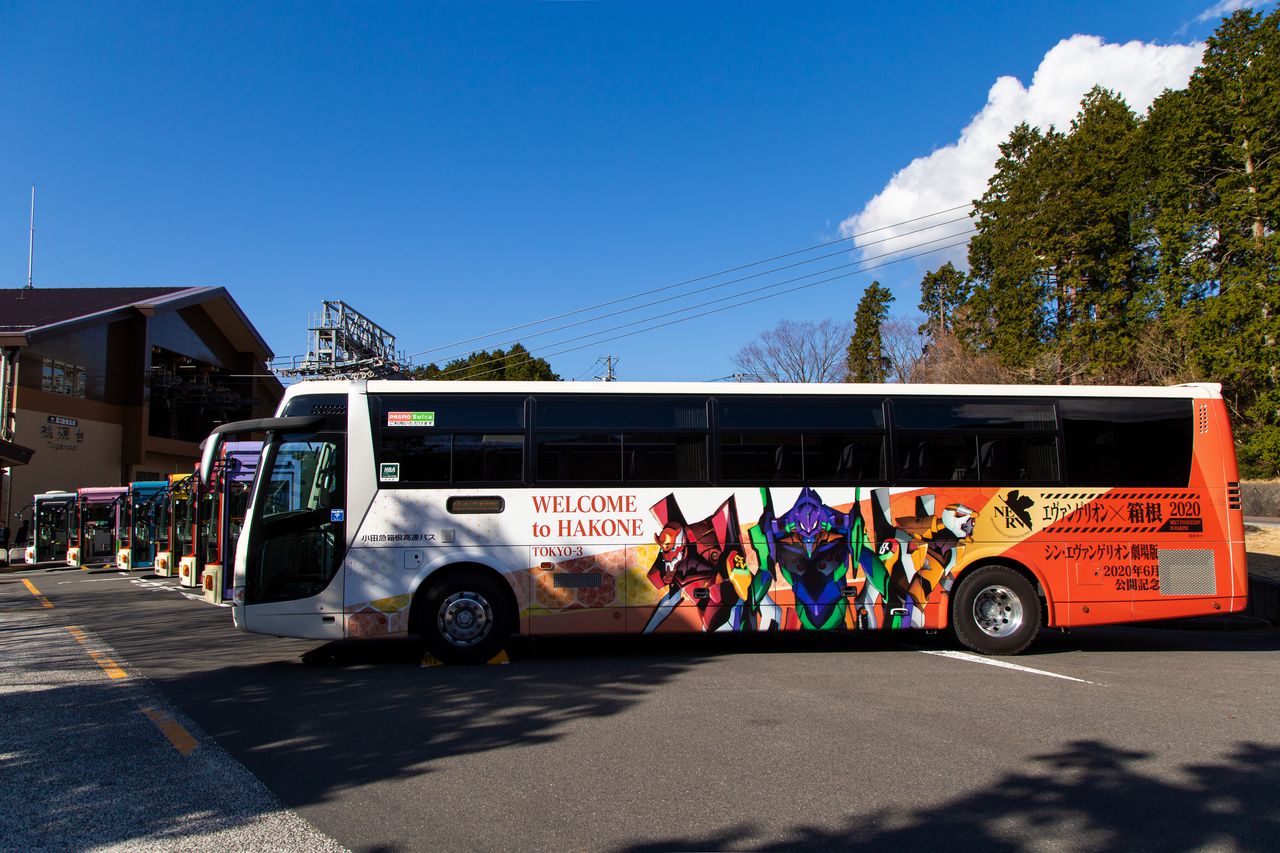 Siete autobuses decorados con motivos de Evangelion se reunieron frente a la estación de Tōgendai. El Odakyu Hakone Expressway Bus es el que está delante de todos.