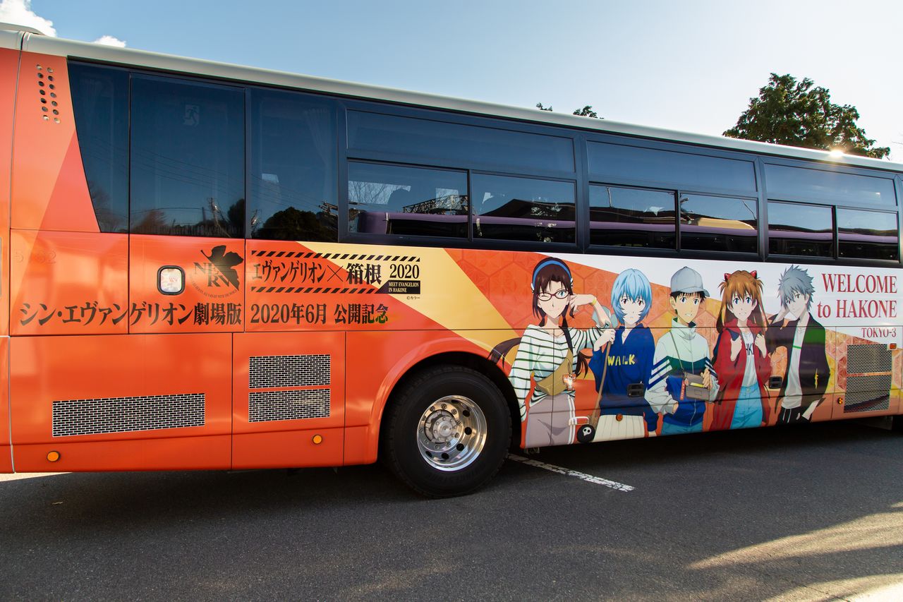 En el lado derecho del Expressway Bus está dibujada la clave visual de 2020 MEET EVANGELION IN HAKONE.