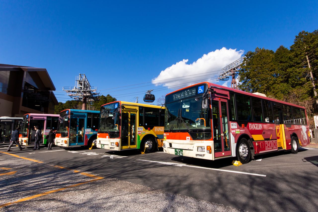 Los autobuses de Hakone Tozan Bus han sido pintados con los colores de cada uno de los EVA.