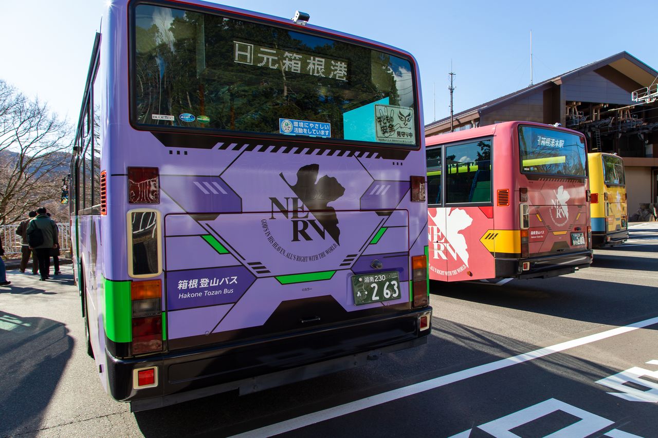 El logo de Nerv está colocado en un lugar impactante.