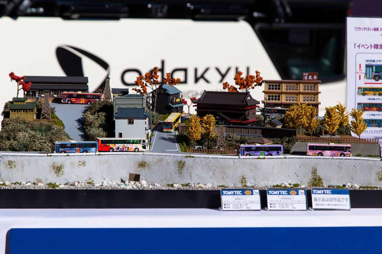 Se venden reproducciones en miniatura de los autobuses con los diseños decorativos de este proyecto fabricadas por Tommy Tech.