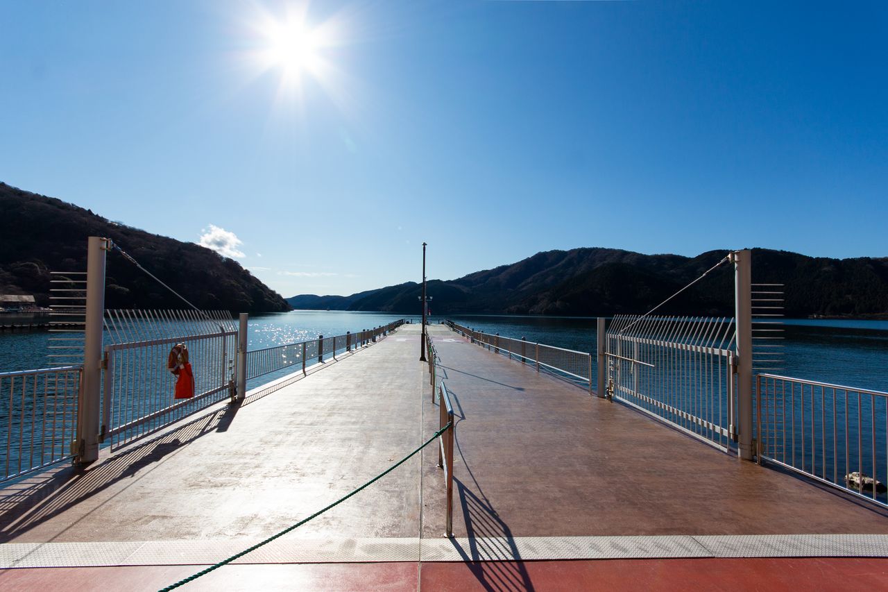 El puerto de Tōgendai, embarcadero del barco pirata de Hakone, se encuentra en el segundo piso del sótano de la estación de Tōgendai.