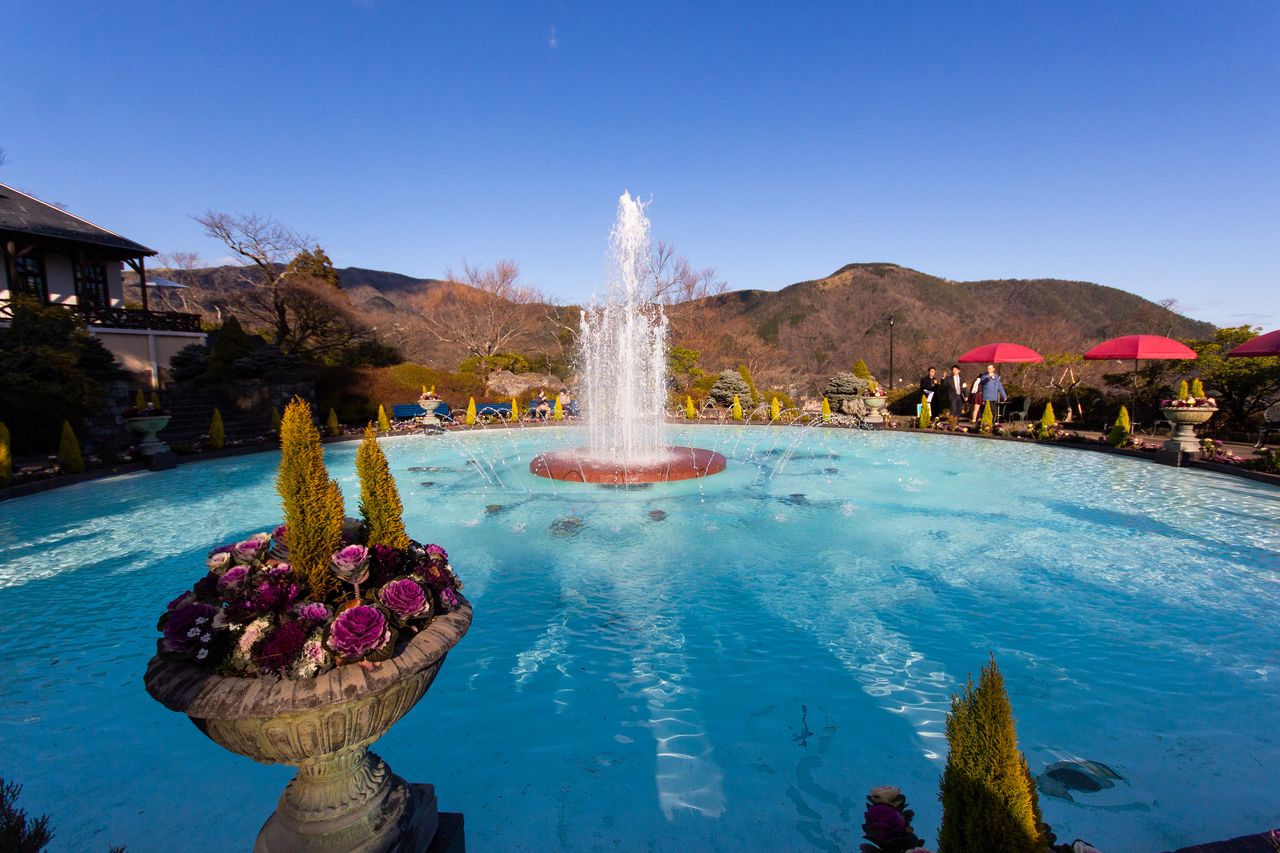Como está escondida justo encima de la hermosa plaza de la fuente, buscarla resulta muy entretenido.