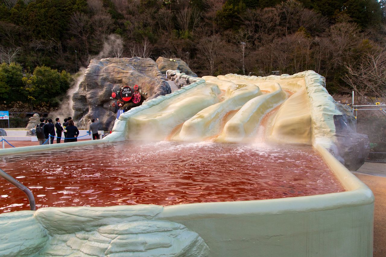 Uno puede deslizarse agradablemente por los toboganes del Rodeo Mountain cuya agua roja recuerda a la sangre.