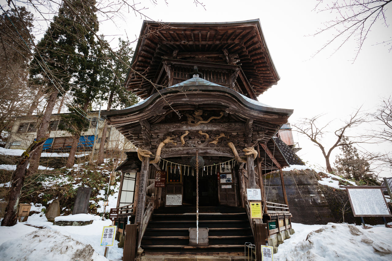 En 1868, debido a la promulgación del decreto que separaba el sintoísmo del budismo (Shinbutsu Bunri-rei), quedó abolido como una construcción perteneciente al templo y pasó a manos privadas. Más tarde, en 1890 se llevó a cabo una restauración a gran escala, pero la estructura principal heredó la estructura original.